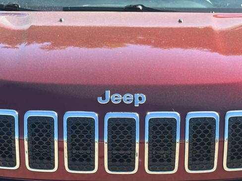 Used 2019 Jeep Cherokee Latitude Plus w/ Cold Weather Group AWD/4WD image 10