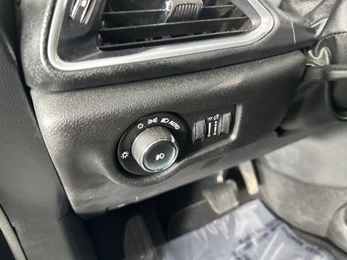 Certified 2018 Chrysler Pacifica Touring-L w/ Premium Audio Group FWD image 21