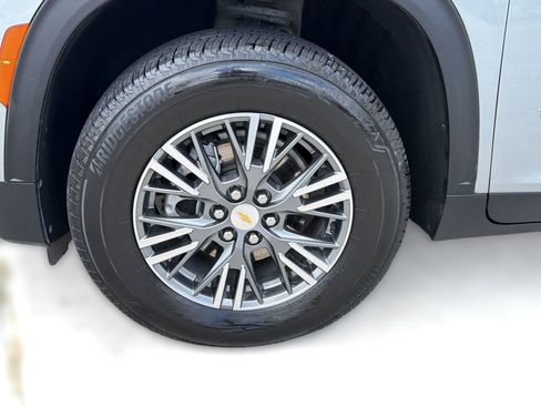 Used 2024 Chevrolet Traverse LS FWD image 11