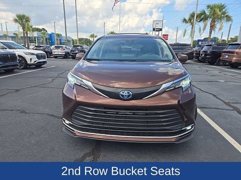 Used 2021 Toyota Sienna XLE AWD/4WD image 3