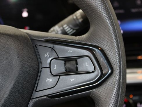 Used 2025 Chevrolet Trax LT FWD image 27