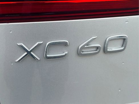 Used 2019 Volvo XC60 T5 Momentum w/ Multimedia Package AWD/4WD image 23