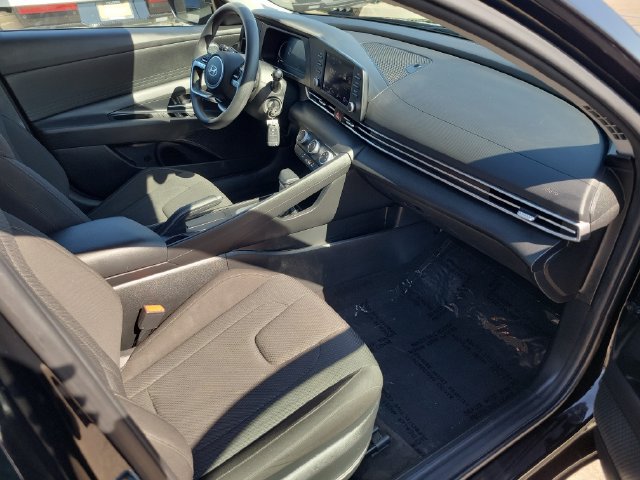 Used 2024 Hyundai Elantra SE FWD image 19