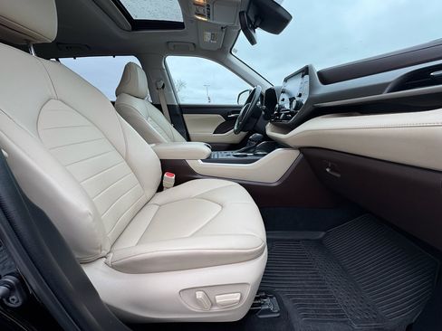 Used 2022 Toyota Highlander XLE image 13