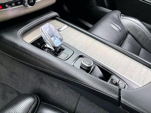 Certified 2024 Volvo XC90 T8 Ultimate w/ Protection Package Premier AWD/4WD image 17