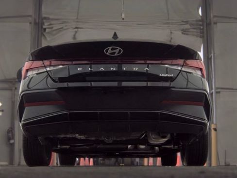 Used 2025 Hyundai Elantra Limited FWD image 6