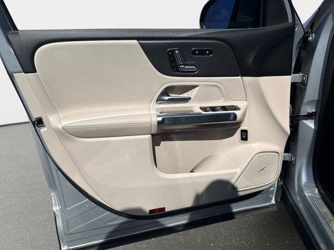 Used 2020 Mercedes-Benz GLB 250 w/ Premium Package image 17