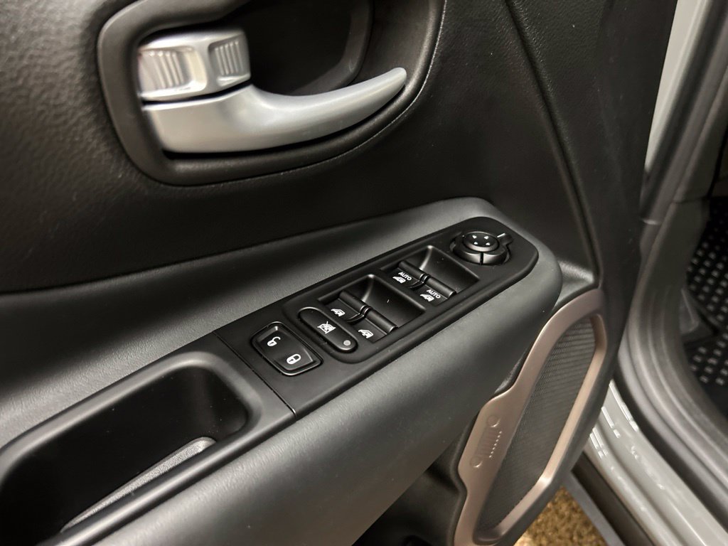 Used 2023 Jeep Renegade Latitude AWD/4WD image 28