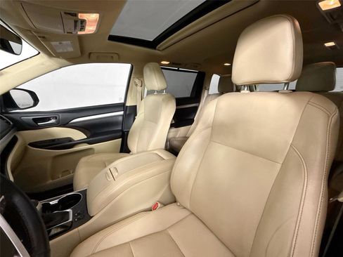 Used 2017 Toyota Highlander XLE FWD image 3