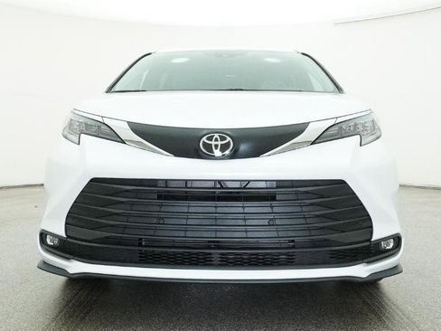 New 2026 Toyota Sienna XLE FWD image 13