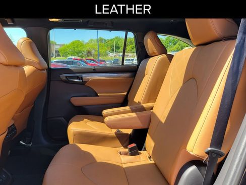 Used 2022 Toyota Highlander Platinum AWD/4WD image 11