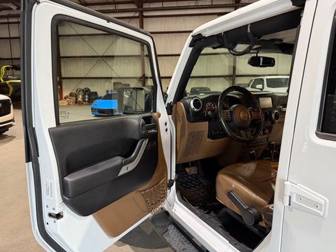 Used 2014 Jeep Wrangler Unlimited Sahara w/ Connectivity Group AWD/4WD image 12