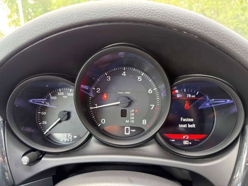 Certified 2024 Porsche Macan AWD/4WD image 10