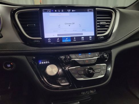 Used 2024 Chrysler Pacifica Touring FWD image 14