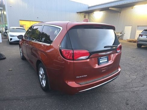 Used 2018 Chrysler Pacifica Touring Plus w/ Tire & Wheel Group FWD image 2