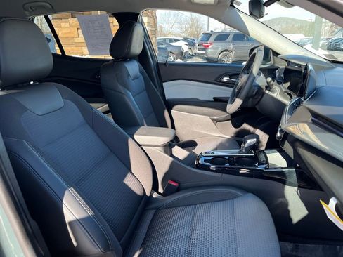Used 2025 Chevrolet Trax LT image 30
