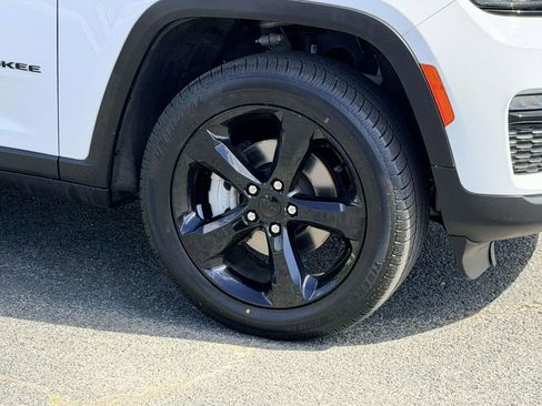 Used 2023 Jeep Grand Cherokee Limited w/ Black Appearance Package image 25