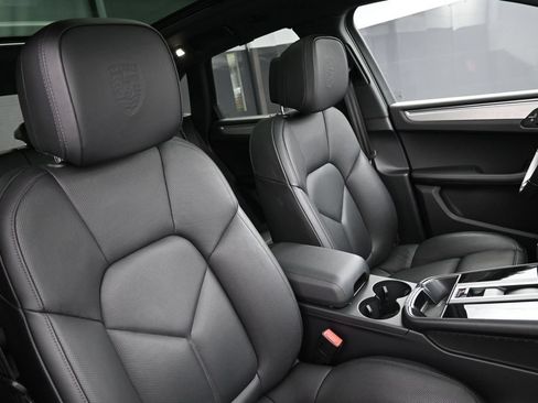 Certified 2026 Porsche Macan AWD/4WD image 30