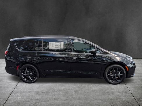 New 2026 Chrysler Pacifica Select image 3
