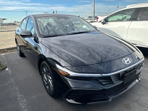 Used 2024 Hyundai Elantra SEL FWD image 2