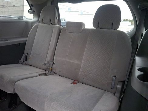 Used 2017 Toyota Sienna LE image 11