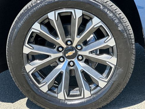 New 2025 Chevrolet Suburban High Country image 36