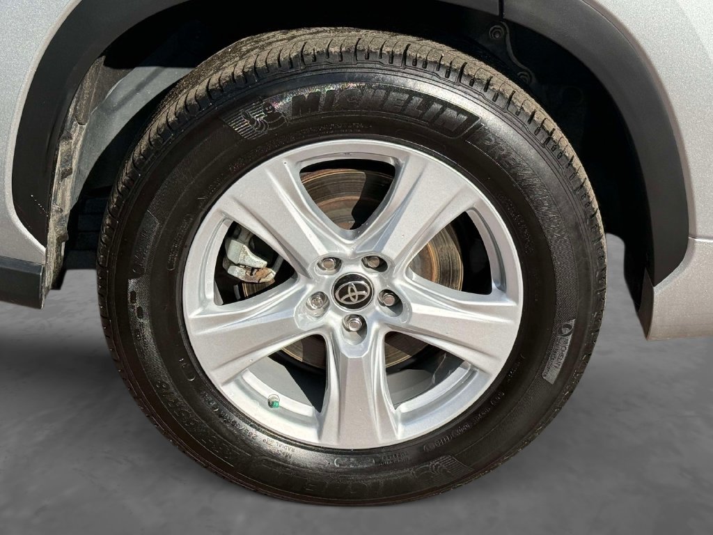 Used 2025 Toyota Highlander LE FWD image 8