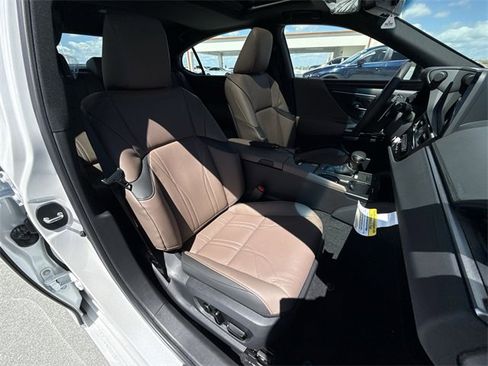 Used 2025 Lexus ES 300h w/ Luxury Package image 26