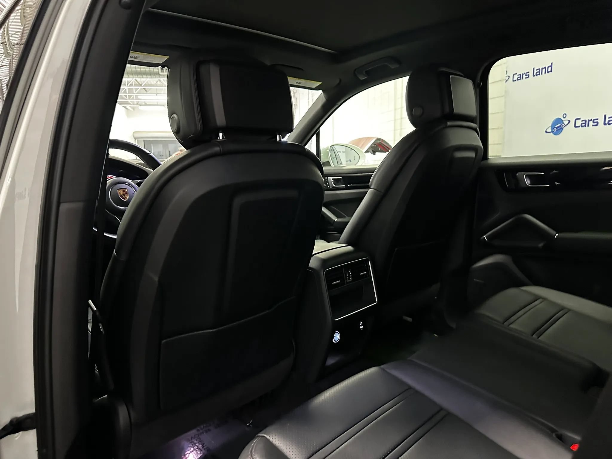 Used 2022 Porsche Cayenne w/ Premium Package AWD/4WD image 13
