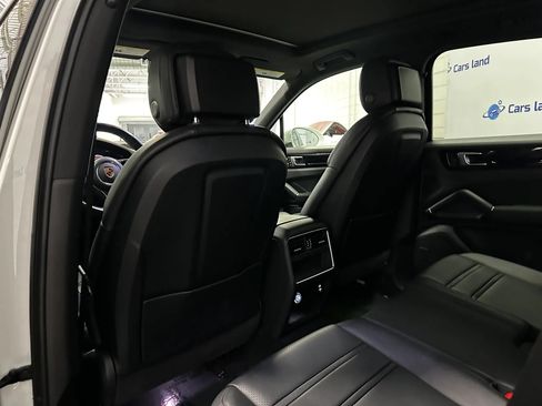 Used 2022 Porsche Cayenne w/ Premium Package AWD/4WD image 13