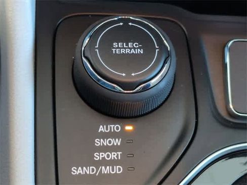 Used 2019 Jeep Cherokee Limited w/ Luxury Group image 40