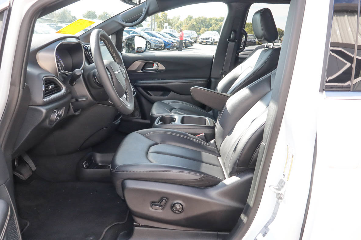 Used 2026 Chrysler Pacifica Select FWD image 7