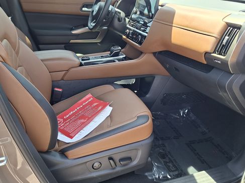 Certified 2025 Nissan Pathfinder Platinum AWD/4WD image 24