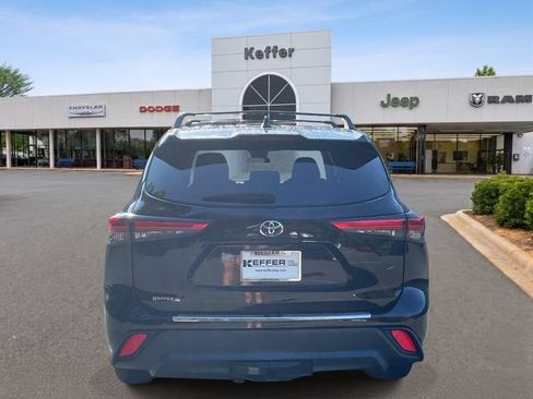 Used 2022 Toyota Highlander LE FWD image 5