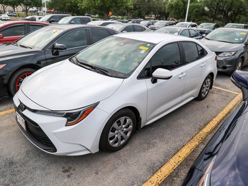 Used 2024 Toyota Corolla LE FWD image 3