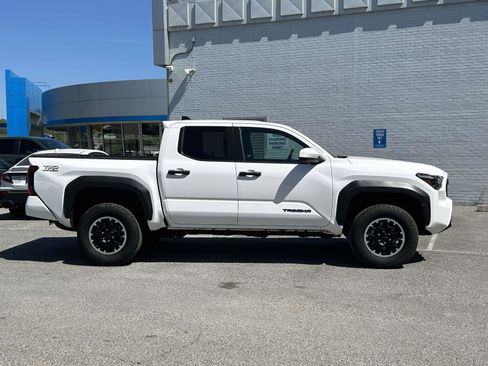 Used 2024 Toyota Tacoma TRD Off-Road image 2