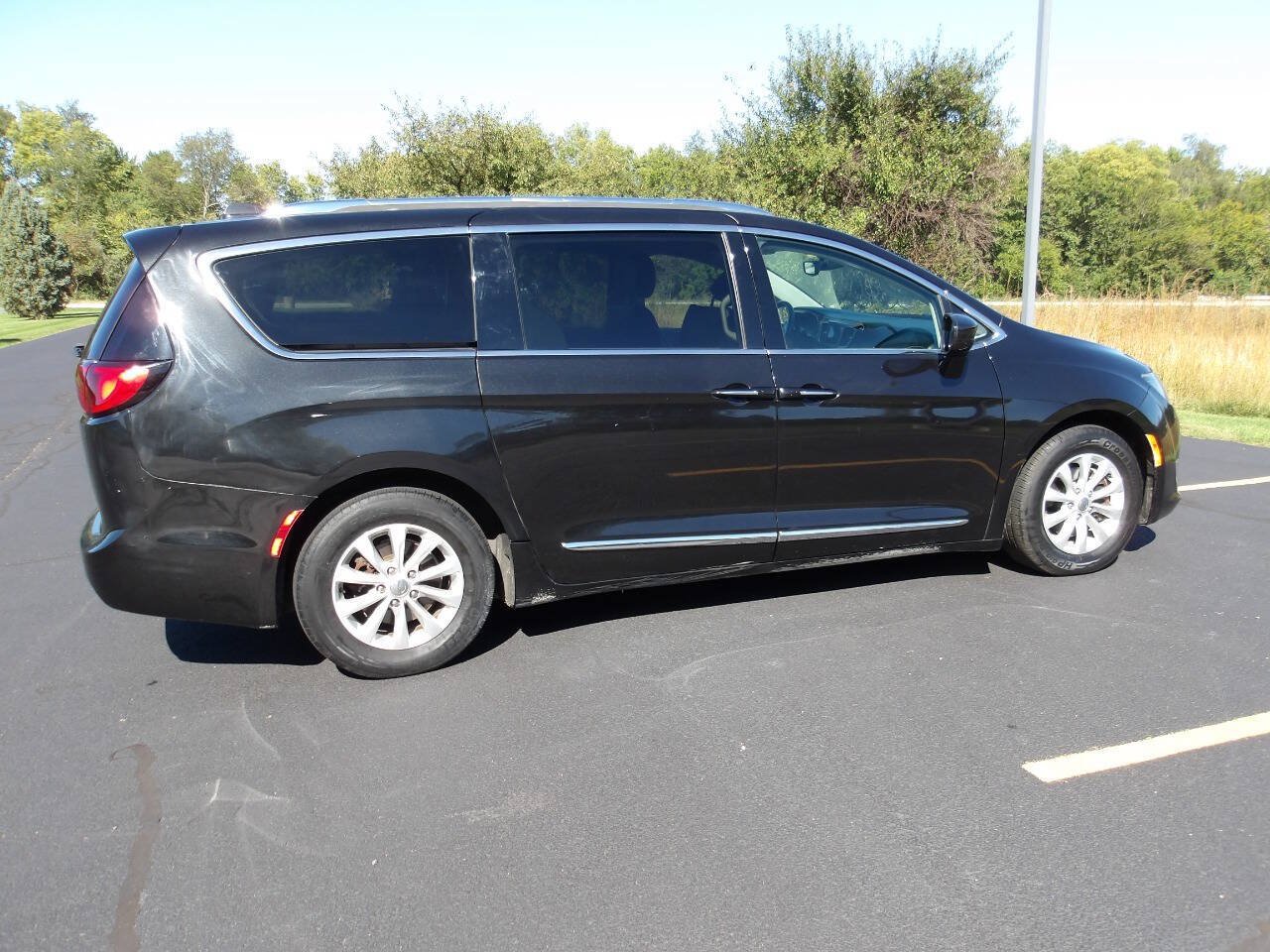 Used 2018 Chrysler Pacifica Touring-L FWD image 12