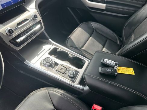Used 2023 Ford Explorer XLT AWD/4WD image 18