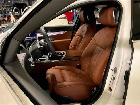 Used 2025 BMW i7 eDrive50 image 9