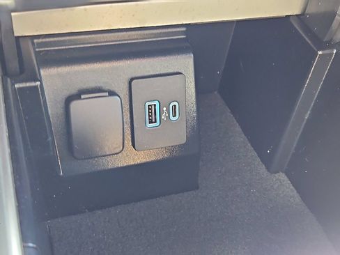 Used 2021 Ford Explorer XLT w/ Equipment Group 202A AWD/4WD image 18