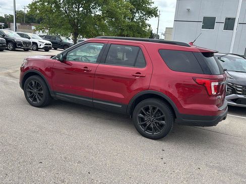 Used 2018 Ford Explorer XLT w/ Equipment Group 202A AWD/4WD image 9