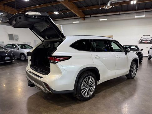 New 2026 Toyota Highlander Platinum image 12