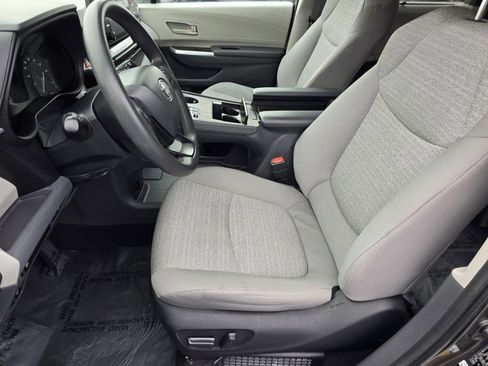 Used 2023 Toyota Sienna LE FWD image 30