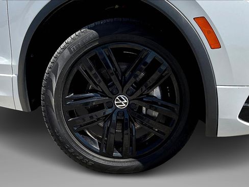 Used 2022 Volkswagen Tiguan SE R-Line image 9