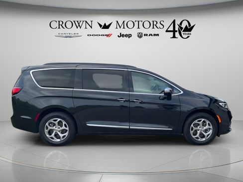 Used 2023 Chrysler Pacifica Limited AWD/4WD image 4