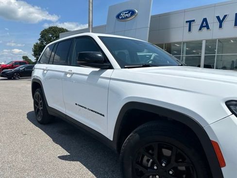 Used 2024 Jeep Grand Cherokee Altitude AWD/4WD image 7