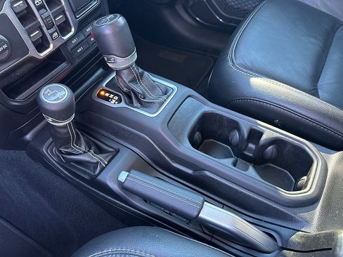 Used 2018 Jeep Wrangler Unlimited Sahara AWD/4WD image 15