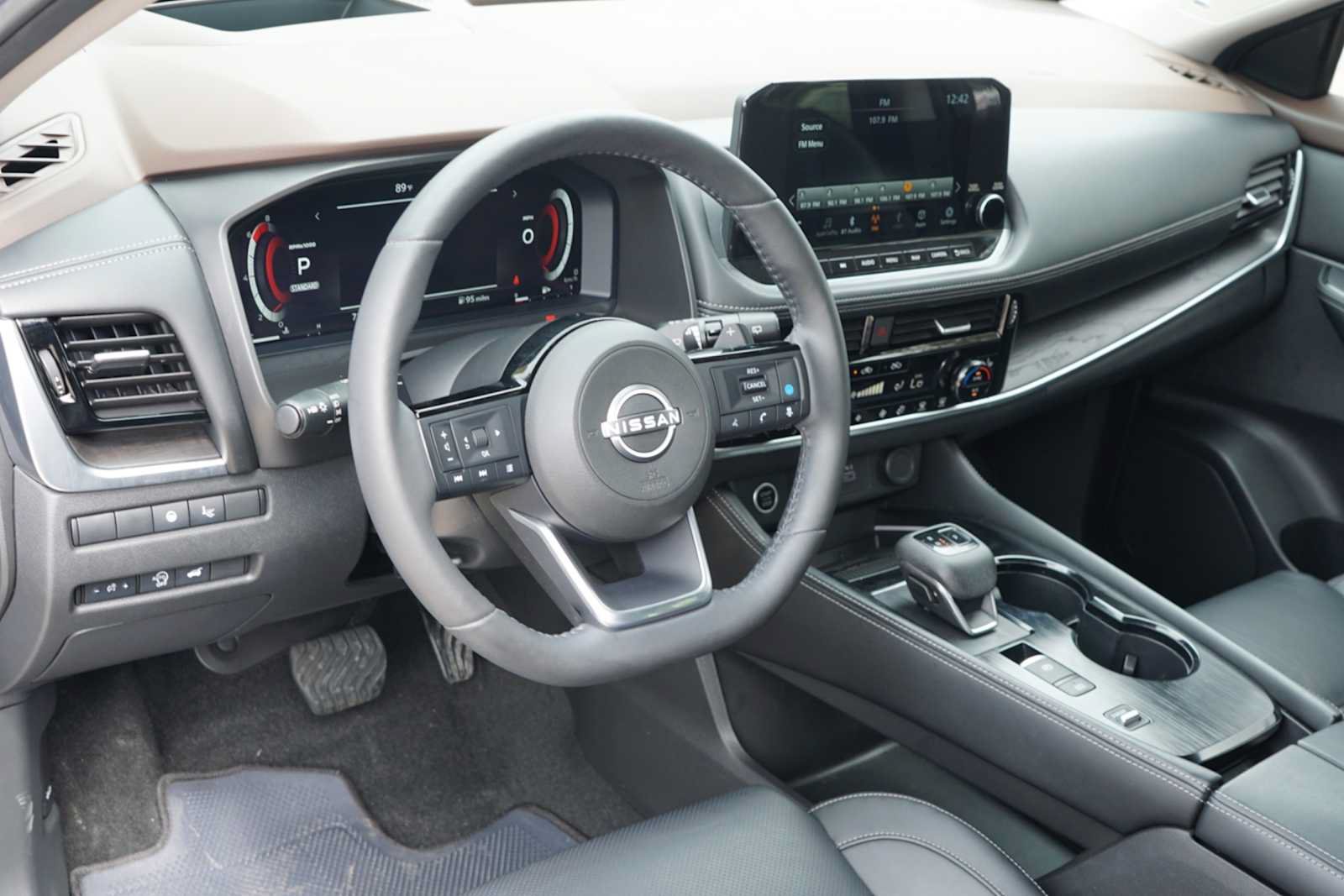 Used 2023 Nissan Rogue Platinum w/ Platinum Premium Package FWD image 7