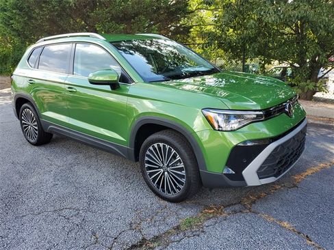 New 2025 Volkswagen Taos SE image 3