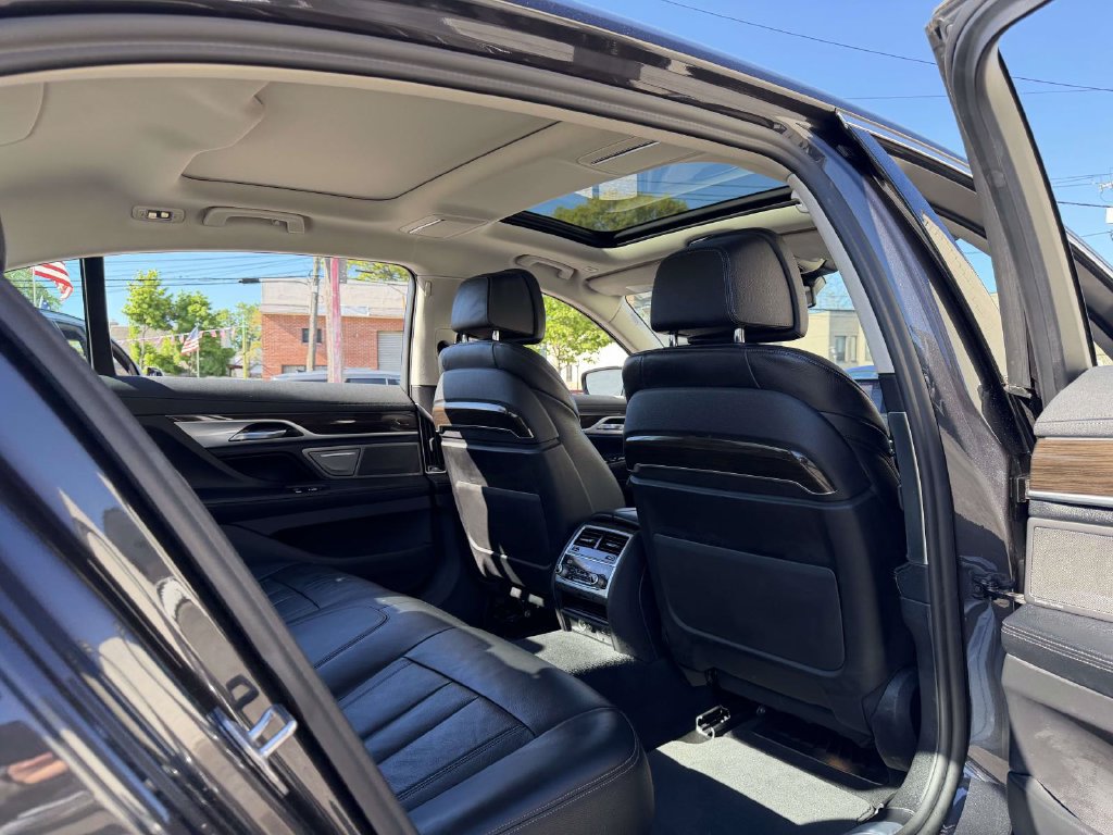Used 2022 BMW 740i xDrive AWD/4WD image 16